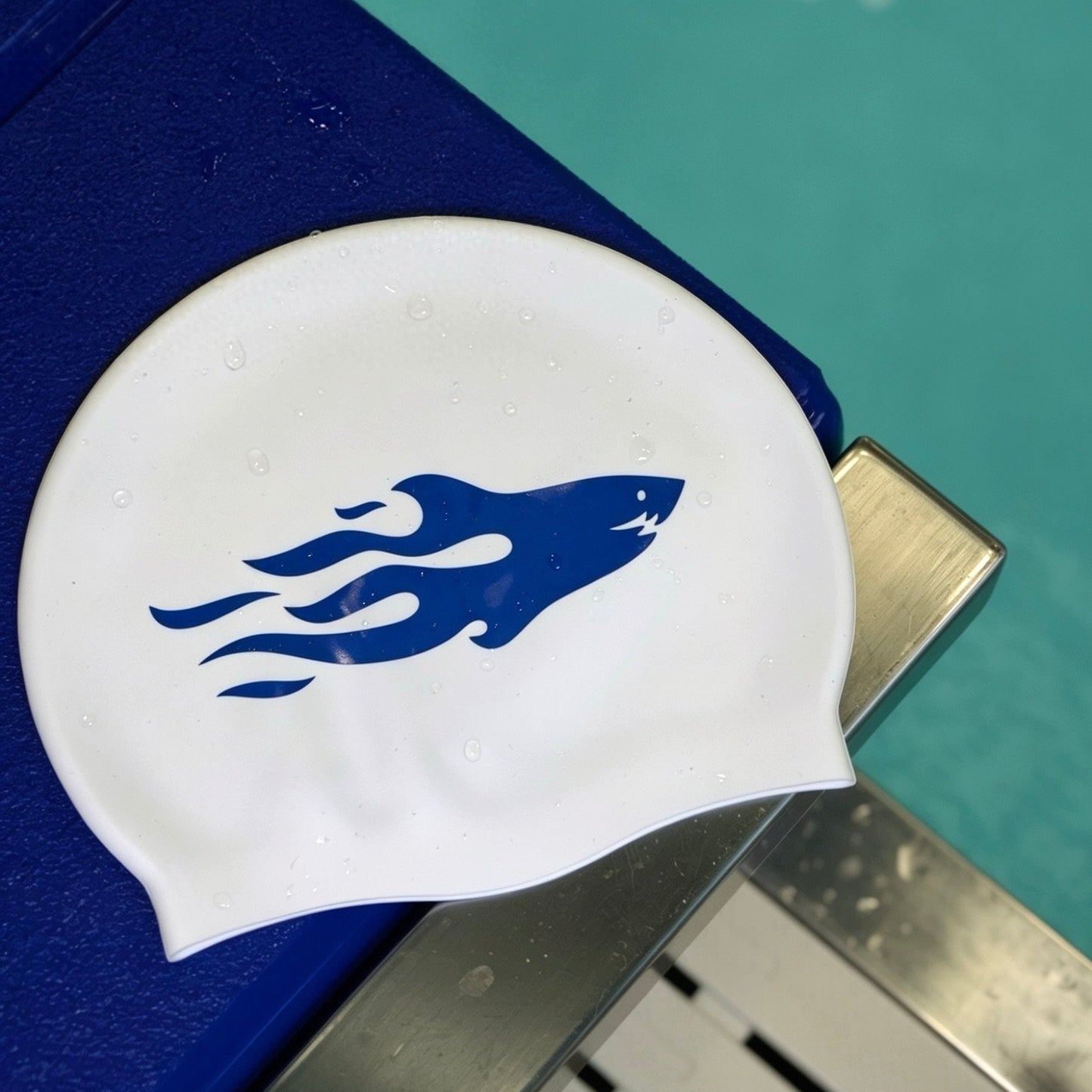 SHARK CAP V2 Czepek Biało-Niebieski